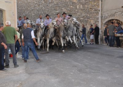 Photo de'un abrivado dans le village de Garrigues